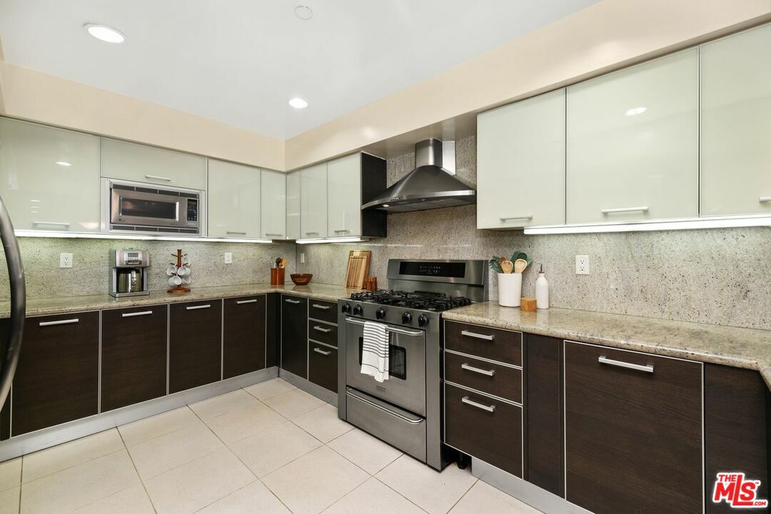 Property Photo:  1353  N Fuller Ave 207  CA 90046 