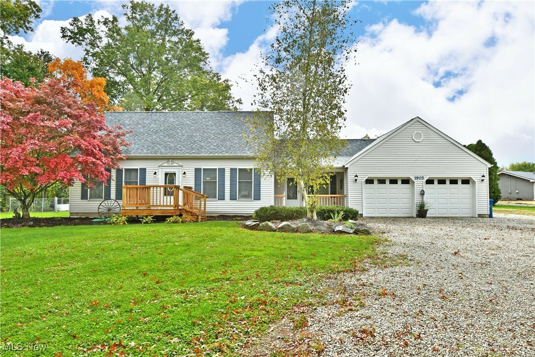 Property Photo: 1905 Lyntz Townline Road SW OH 44481