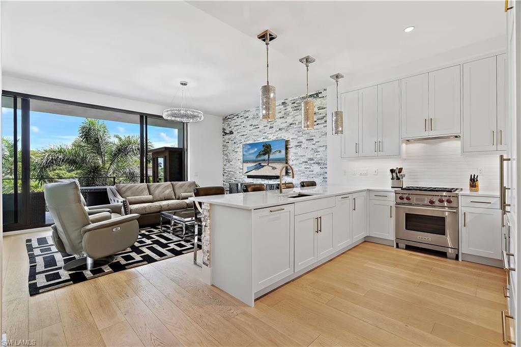 Property Photo: 850 Central Ave 202 FL 34102