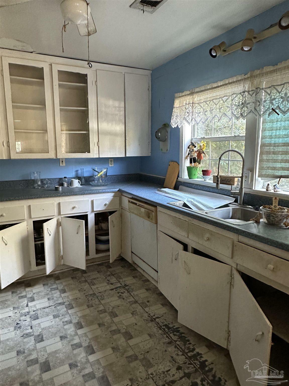 Property Photo:  406 Coulter Ave  FL 32533 