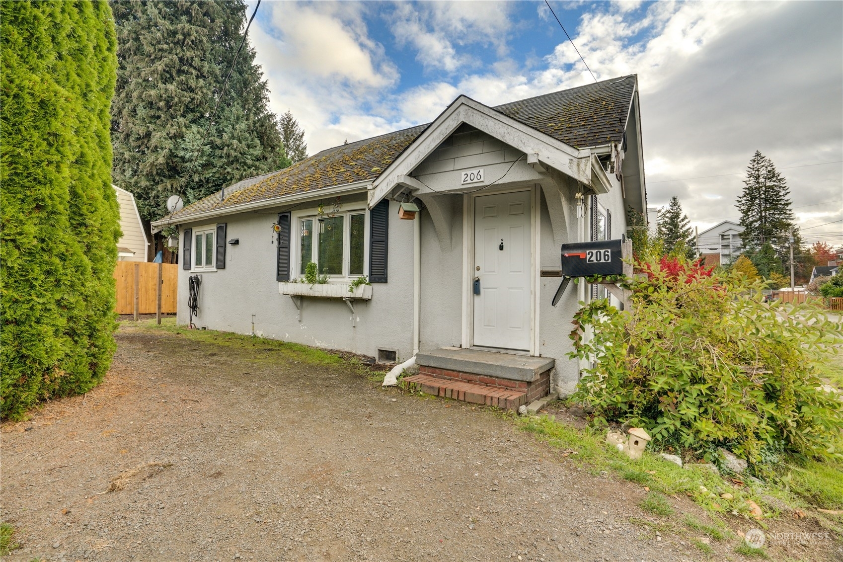 Property Photo:  206 Hewitt Avenue  WA 98337 