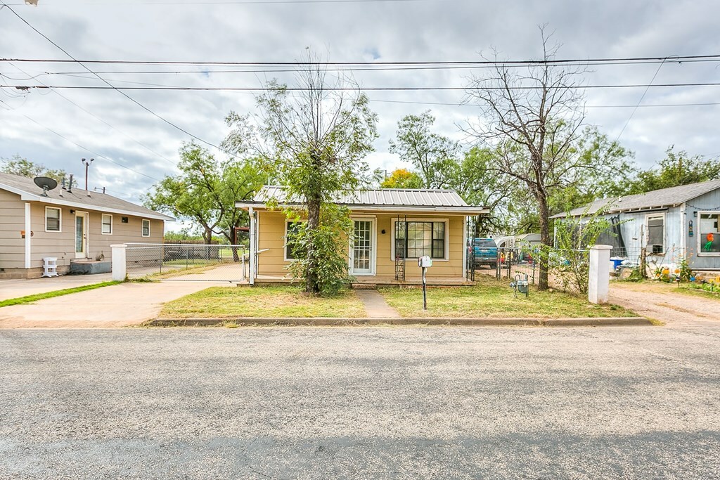 Property Photo:  313 W Ave W  TX 76903 