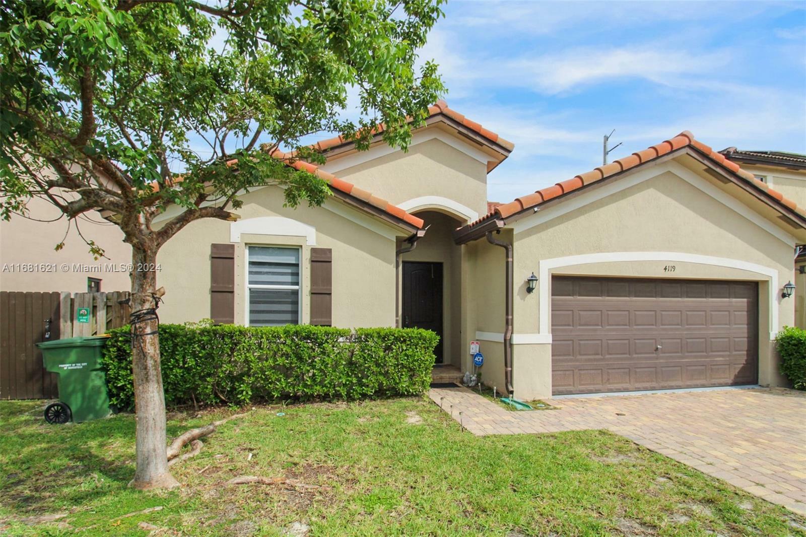 Property Photo:  4119 NE 21st Ct  FL 33033 