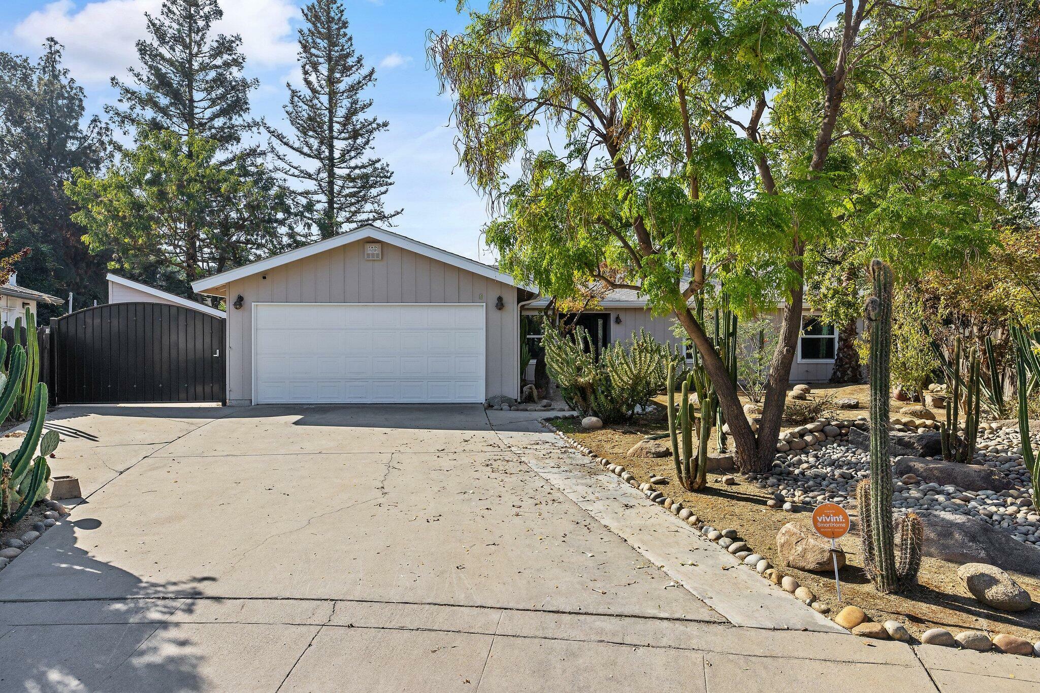 Property Photo:  919 W Dorothea Avenue  CA 93277 