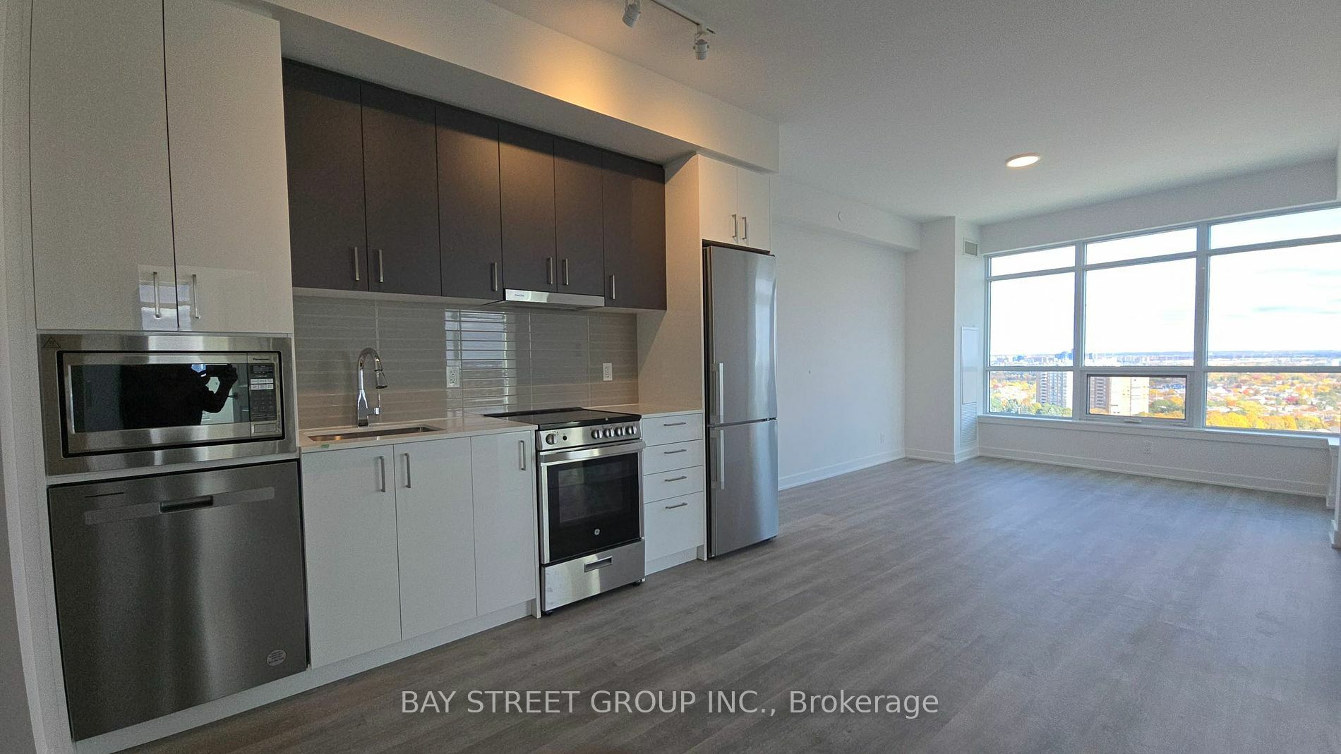 Property Photo:  50 Upper Mall Way 2211B  ON L4J 4P8 