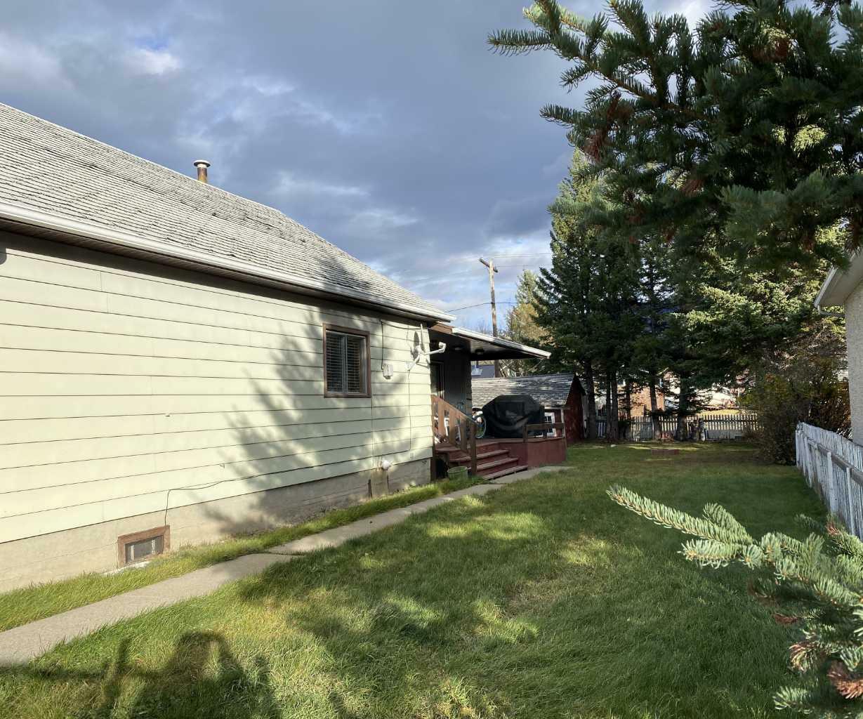 Property Photo:  1221 84 Street  AB T0K 0M0 