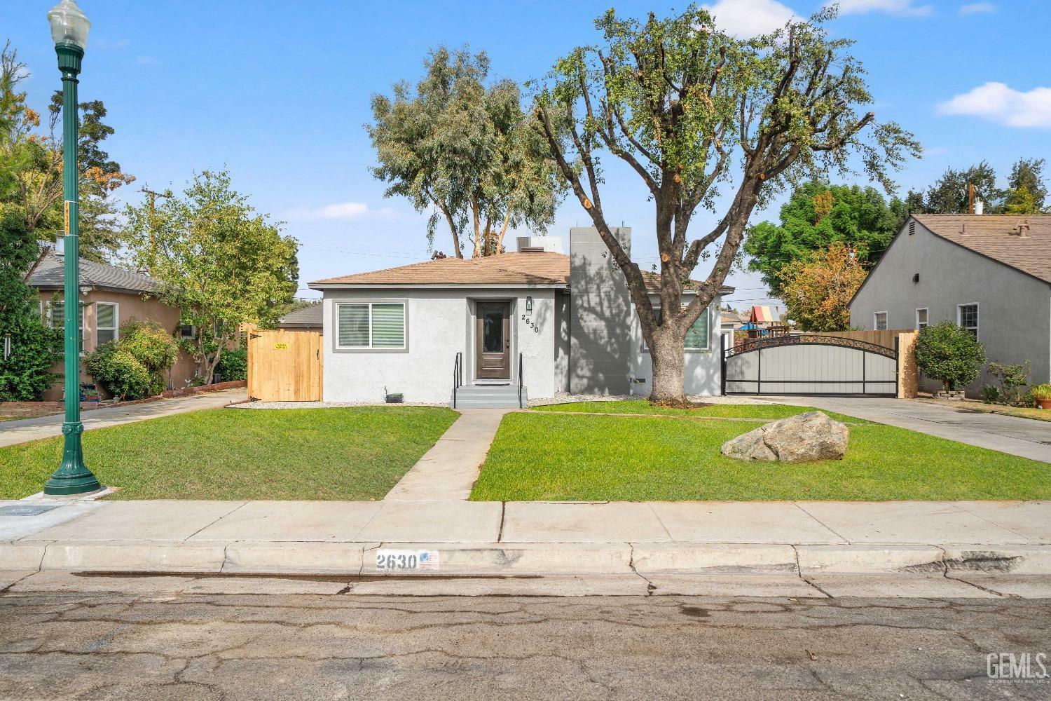 Property Photo:  2630 Dracena Street  CA 93304 