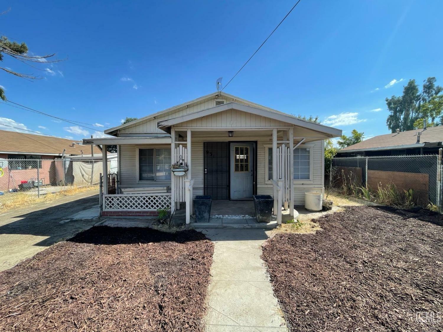 Property Photo:  931 Texas Street  CA 93307 