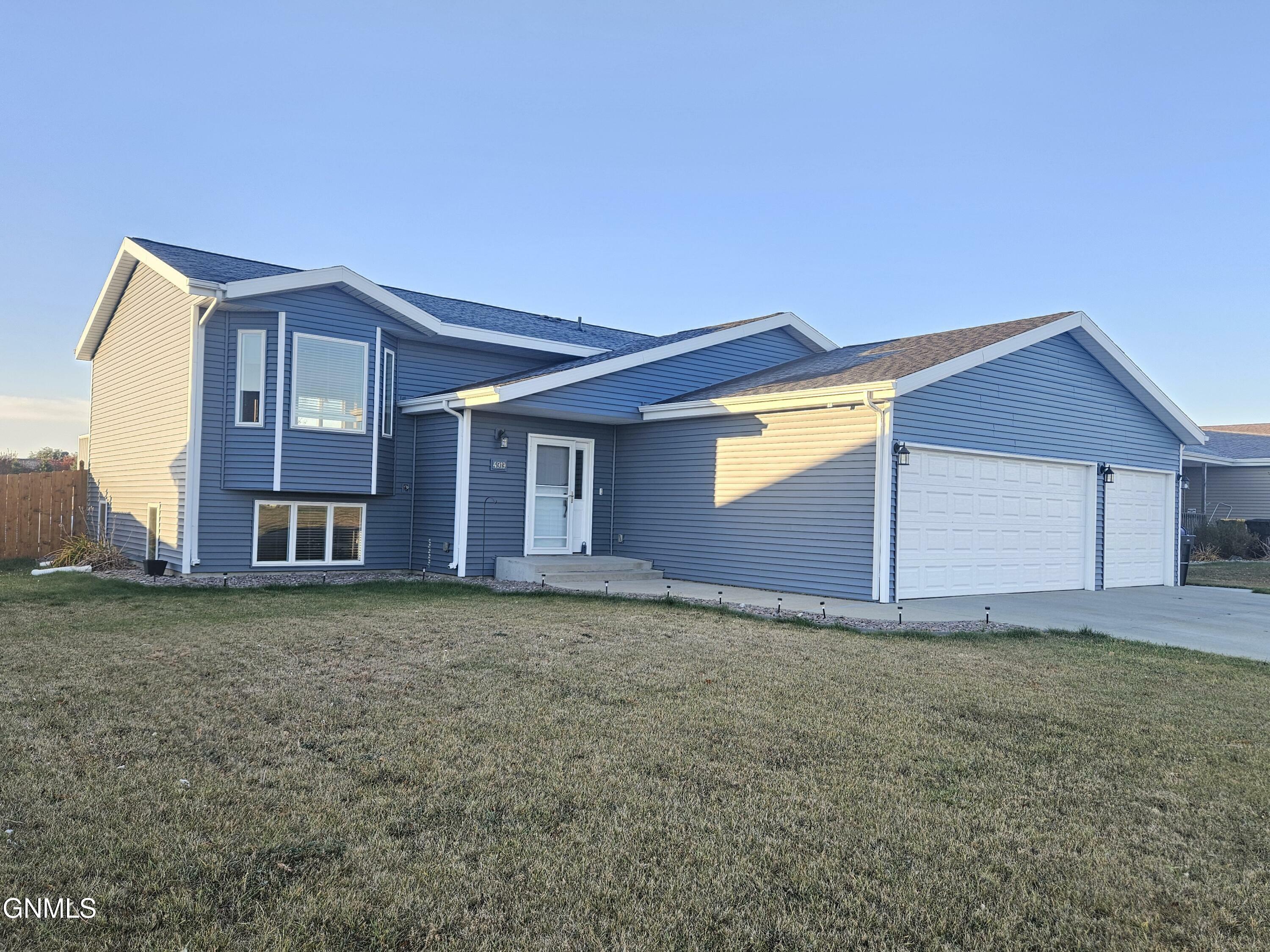 Property Photo:  4919 Hitchcock Drive  ND 58503 