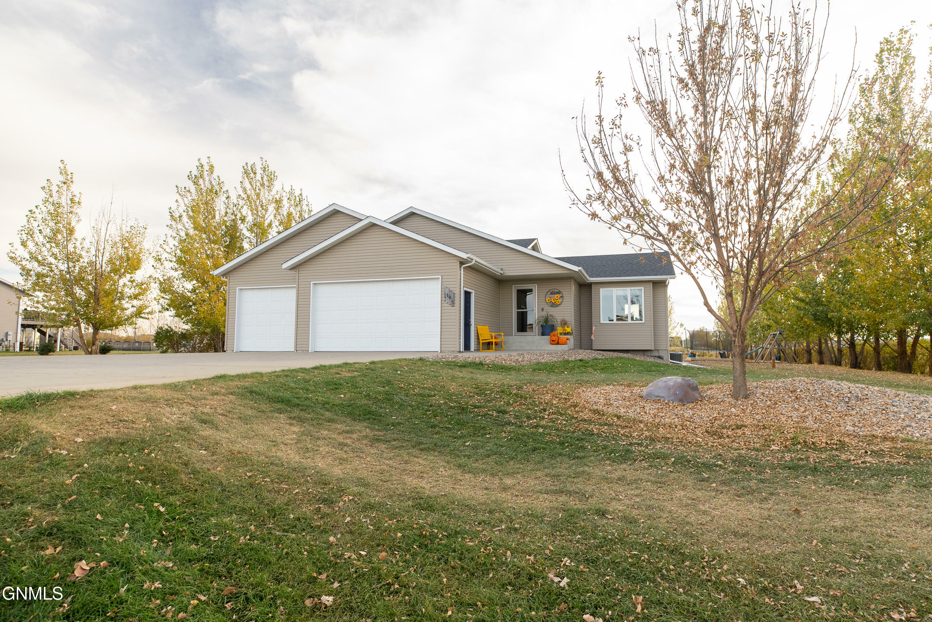 Property Photo:  5501 Woodrow Drive  ND 58504 