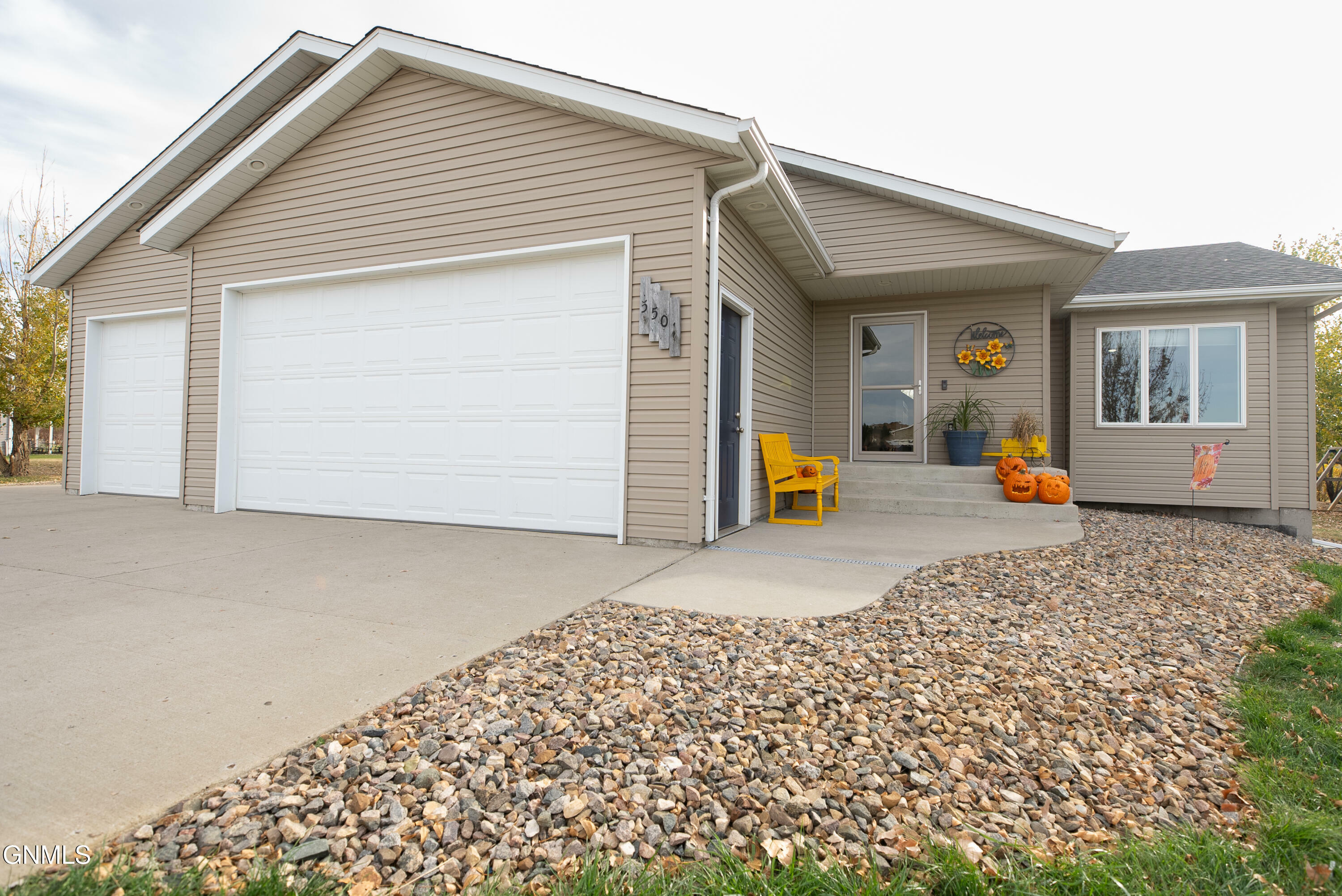 Property Photo:  5501 Woodrow Drive  ND 58504 