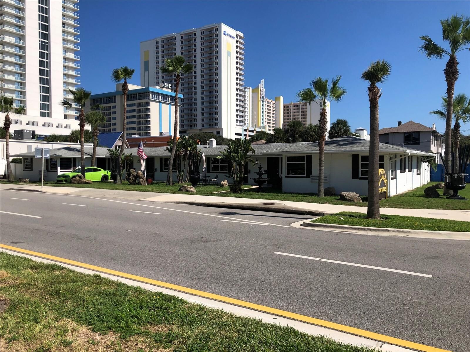 Property Photo:  600 Oakridge Boulevard  FL 32118 