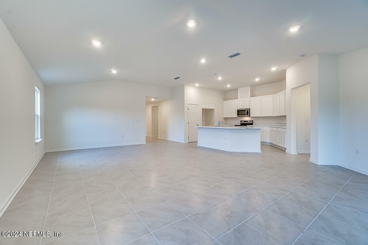 Property Photo: 816 Panther Lake Parkway FL 32221