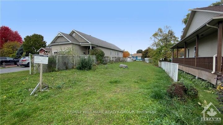 Property Photo: 1673 Kindersley Avenue ON K1C 4V4