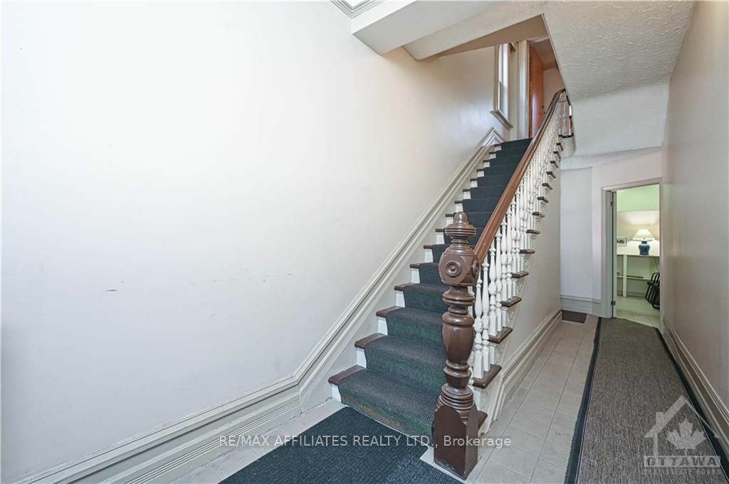 Property Photo:  353 Waverley St W  ON K2P 0W4 