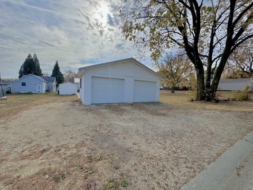 Property Photo:  221 Lincoln Dr NE  IA 50662 