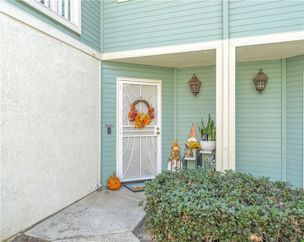 Property Photo:  658 S Webster Avenue 5  CA 92804 