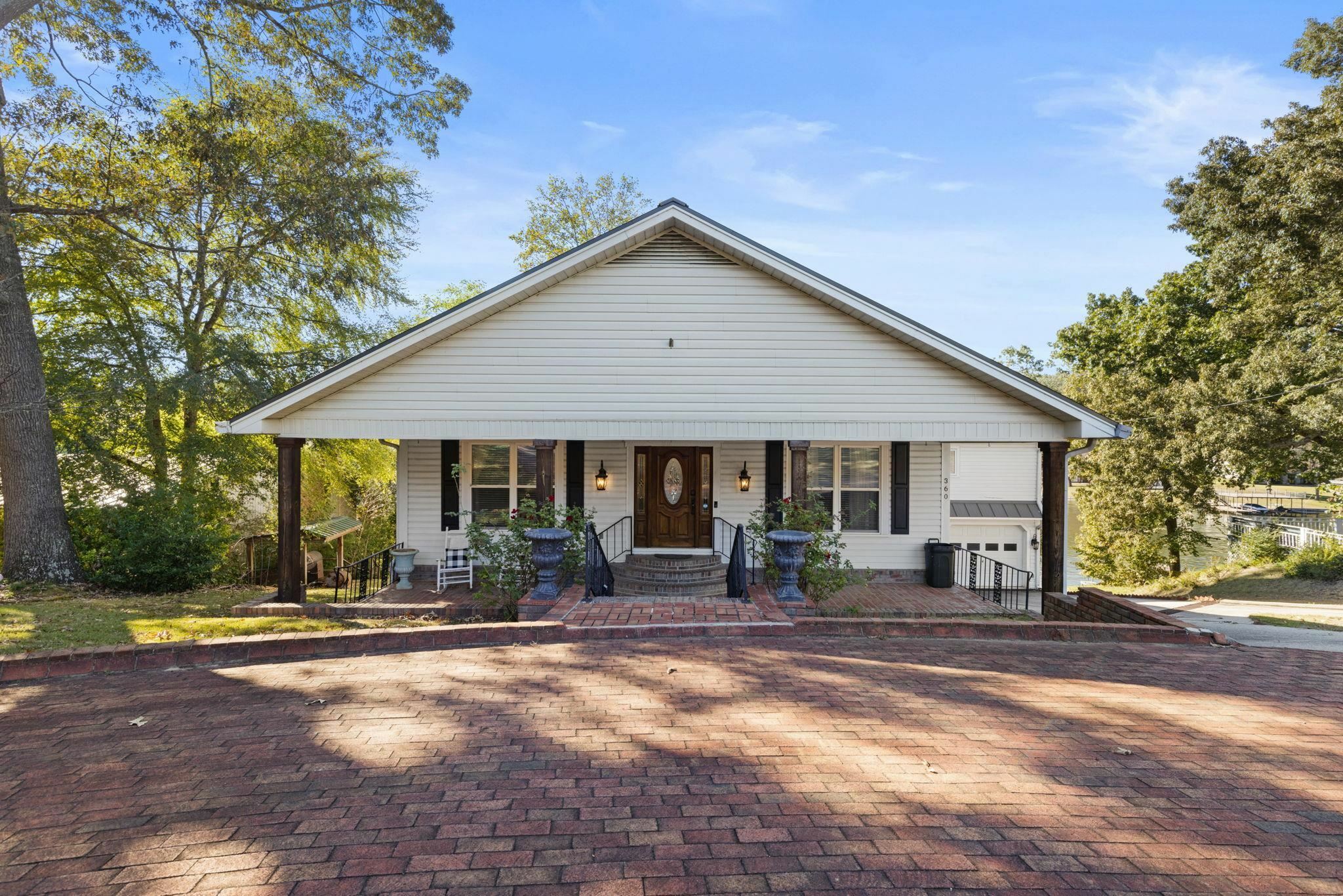 Property Photo:  360 Sycamore Dr  AL 35661 - MUSCLE S 