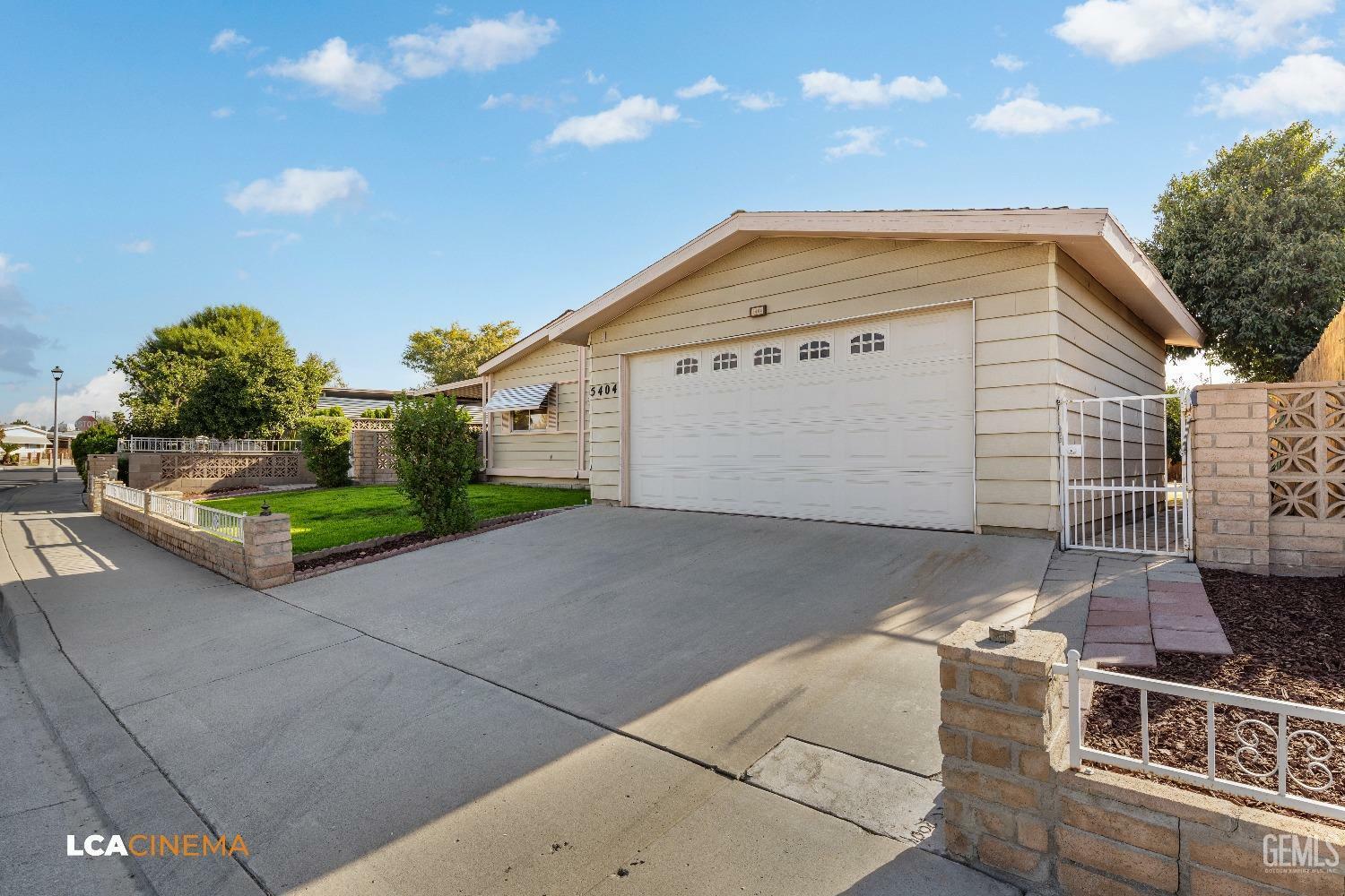 Property Photo:  5404 Crystal Springs Drive  CA 93313 