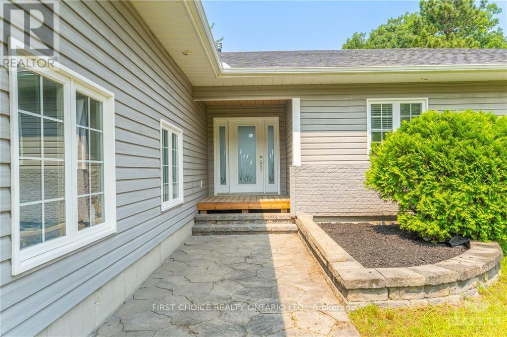 Property Photo:  910 Bayview Drive  ON K0A 3M0 