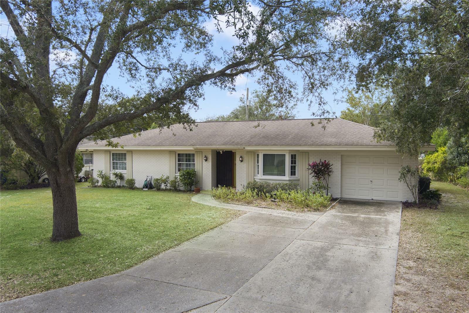 Property Photo:  1406 E Dee Ann Drive  FL 33511 