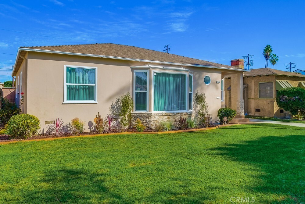 Property Photo: 404 S Poinsettia Avenue CA 90221