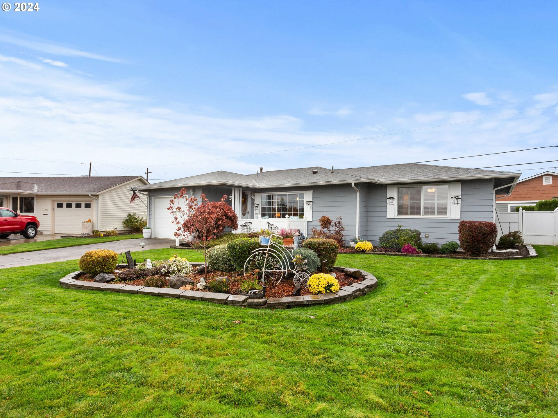 Property Photo: 1474 Country Club Cir OR 97071