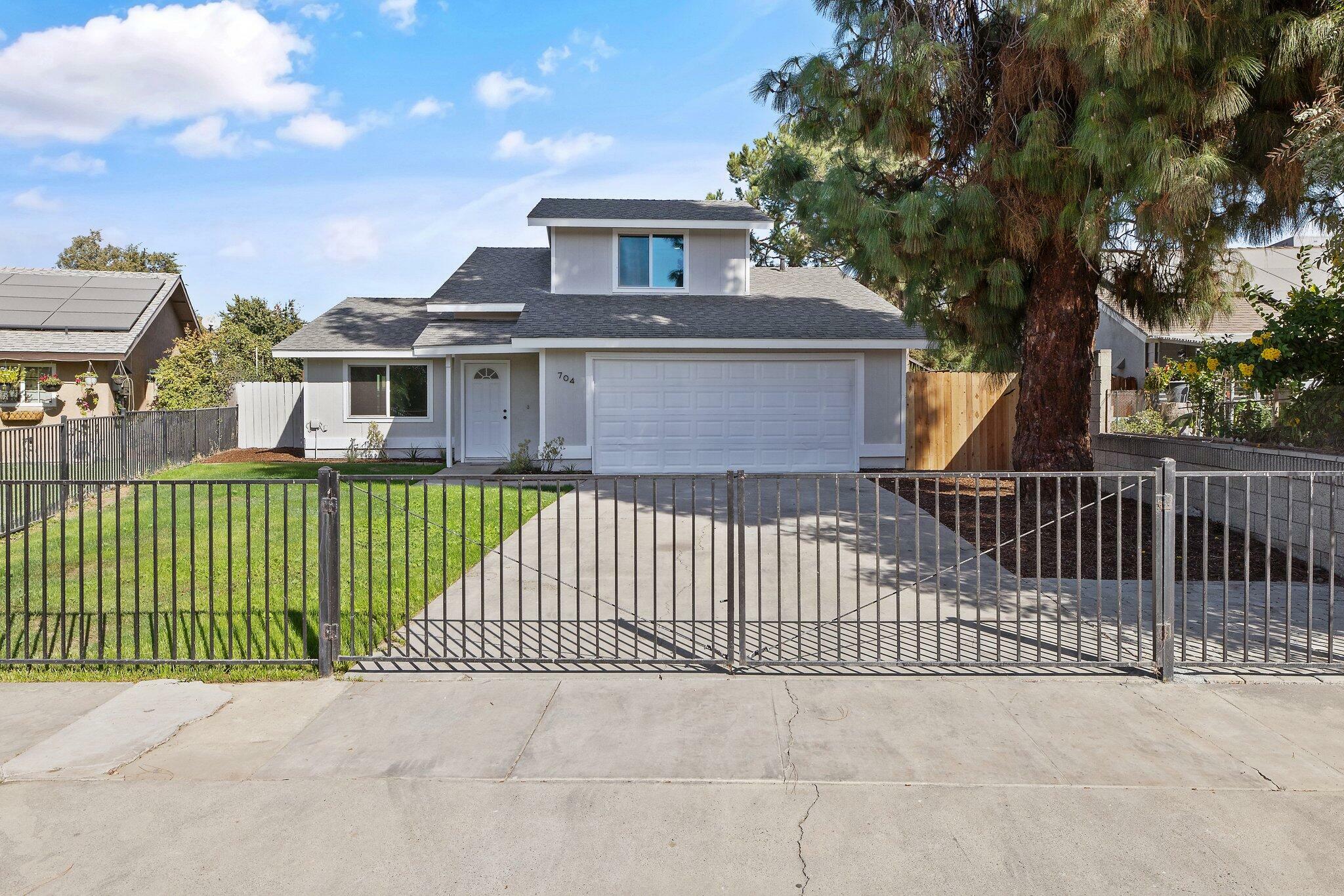 Property Photo:  704 W Robin Avenue  CA 93291 