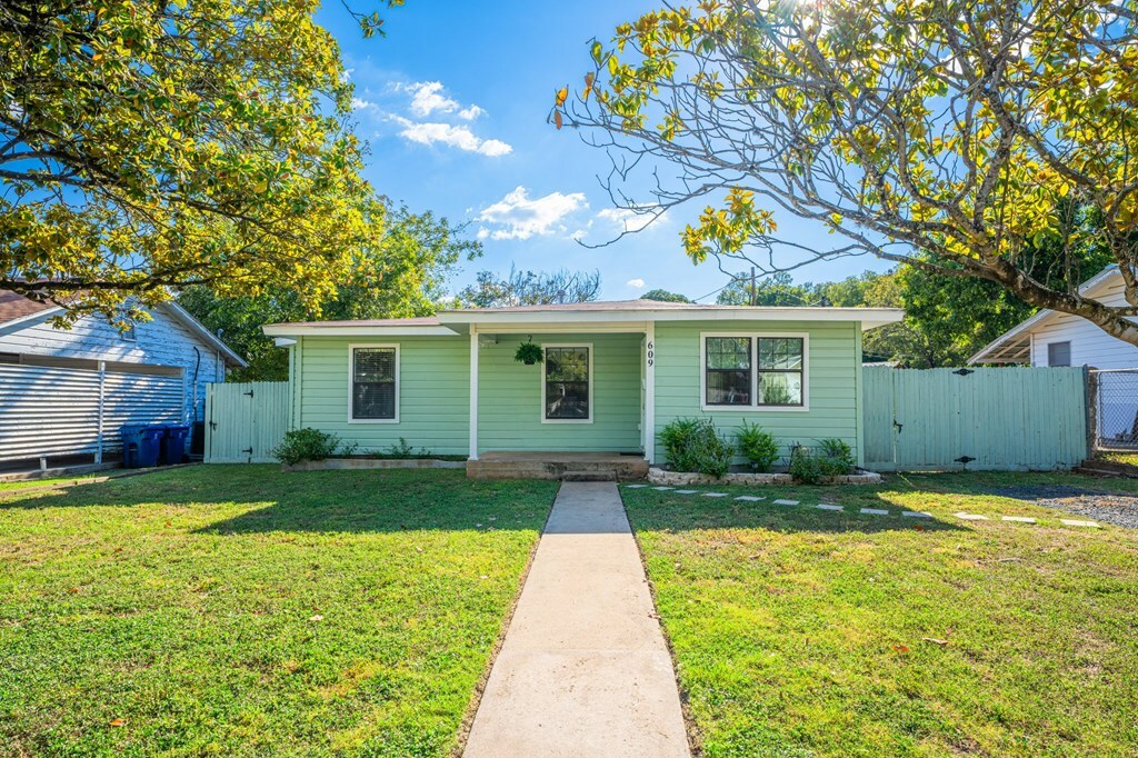 Property Photo:  609 Stephen St  TX 78028 