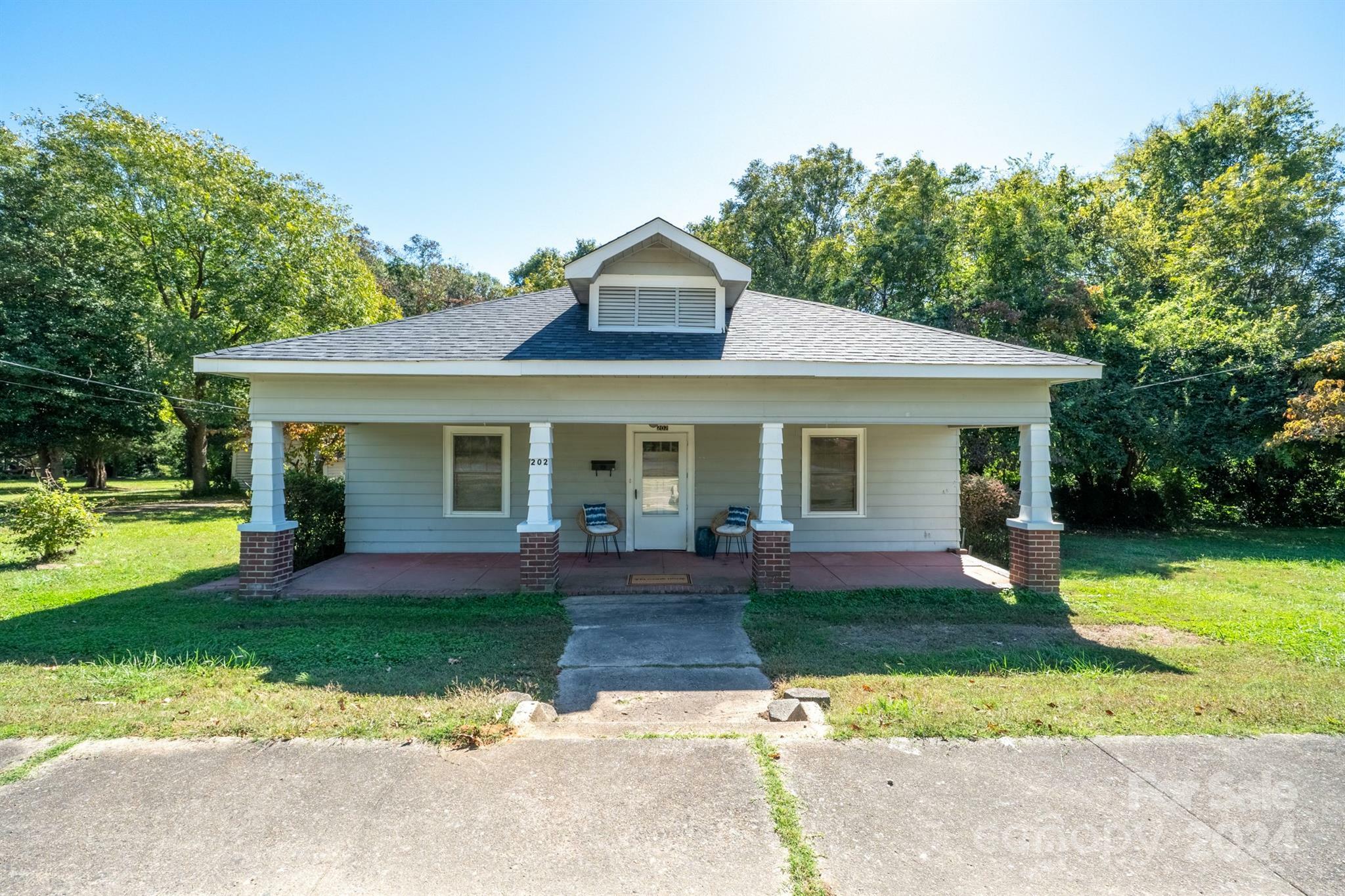 Property Photo:  202 E College Street  NC 28164 