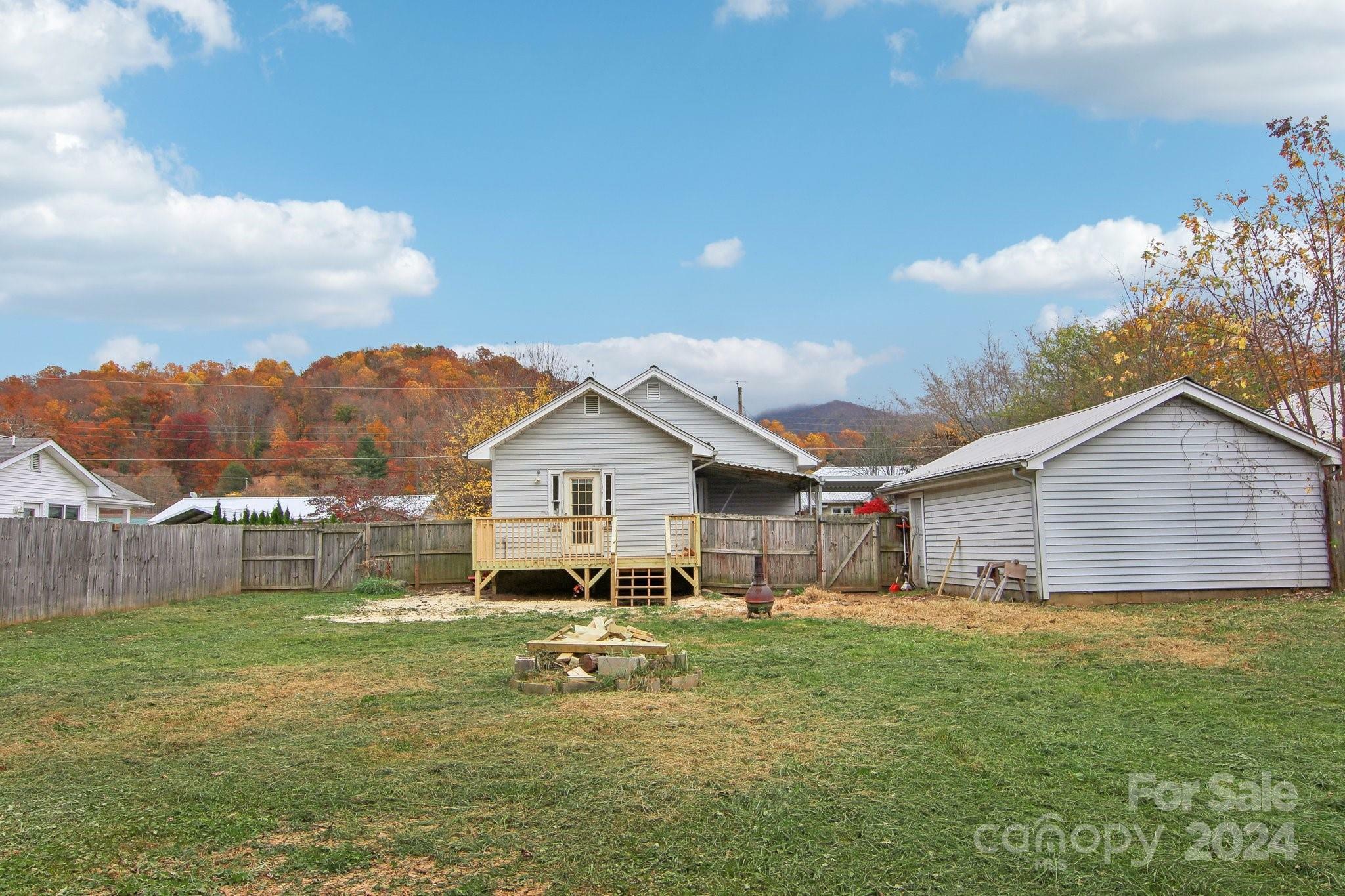 Property Photo:  650 Camelot Drive  NC 28786 