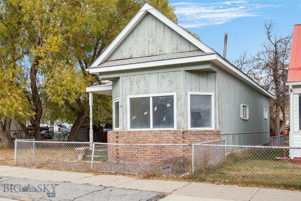 Property Photo:  514 E 4th  MT 59711 