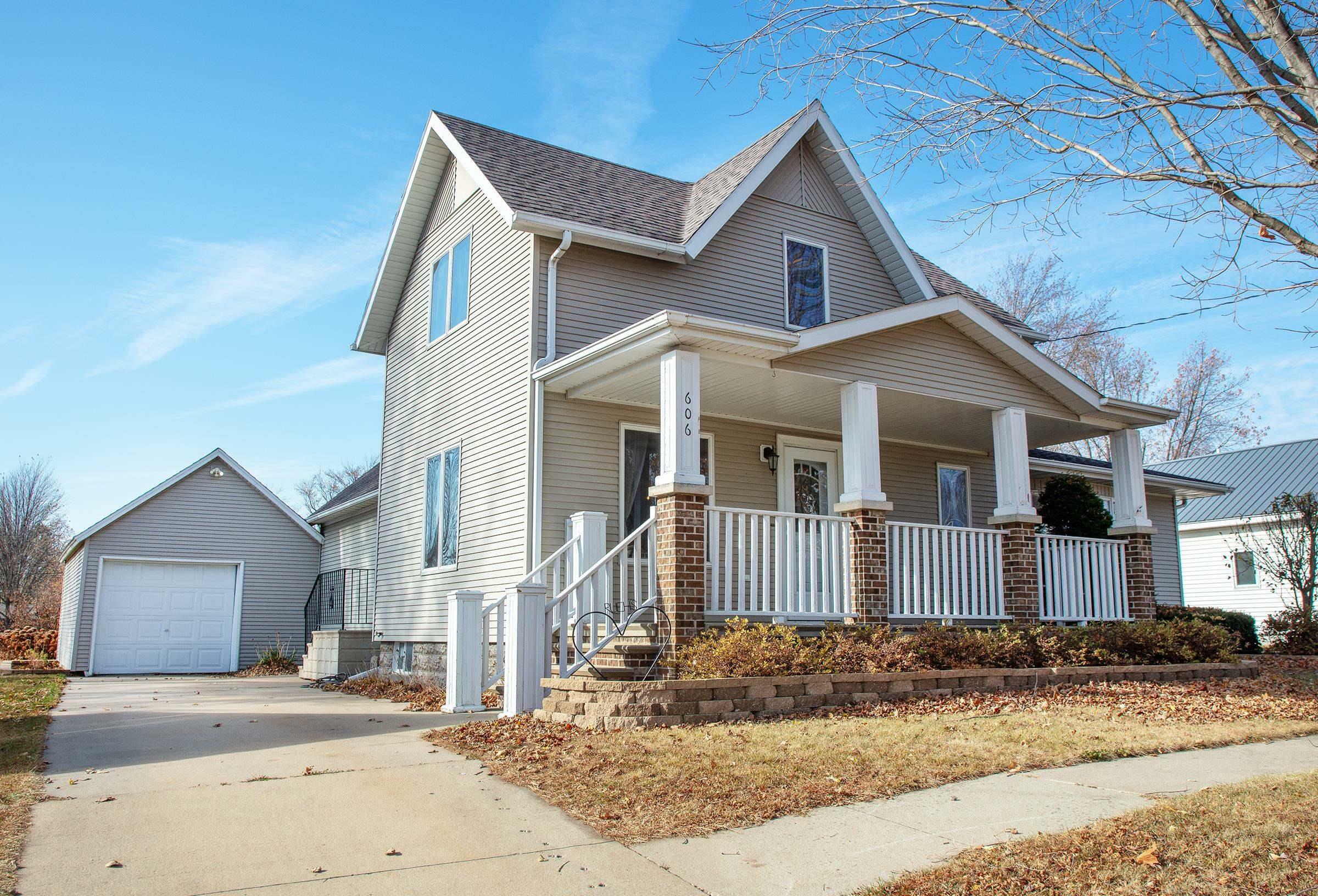 Property Photo:  606 SE 3rd Street  IA 50676 