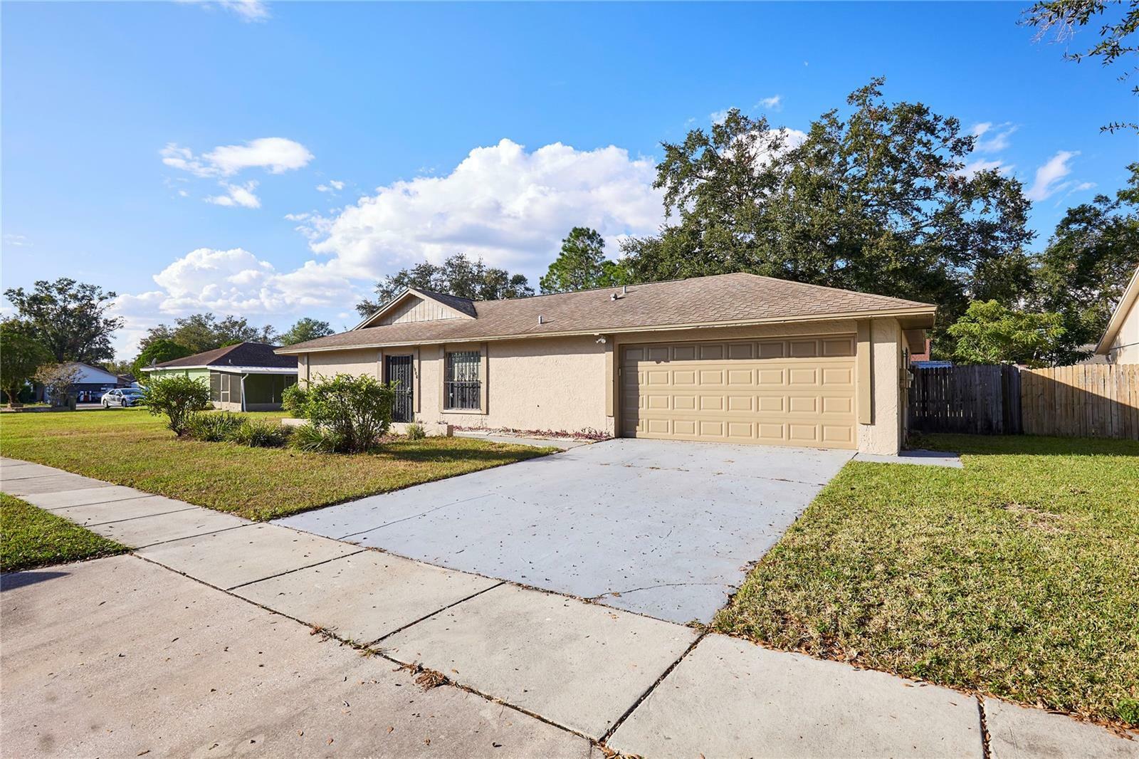 Property Photo:  1906 Cedarbrooke Drive  FL 33549 