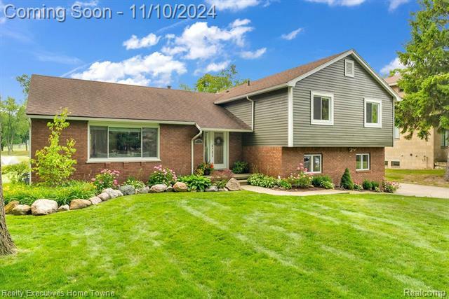 Property Photo:  2625 Fairway Lane  MI 48059 