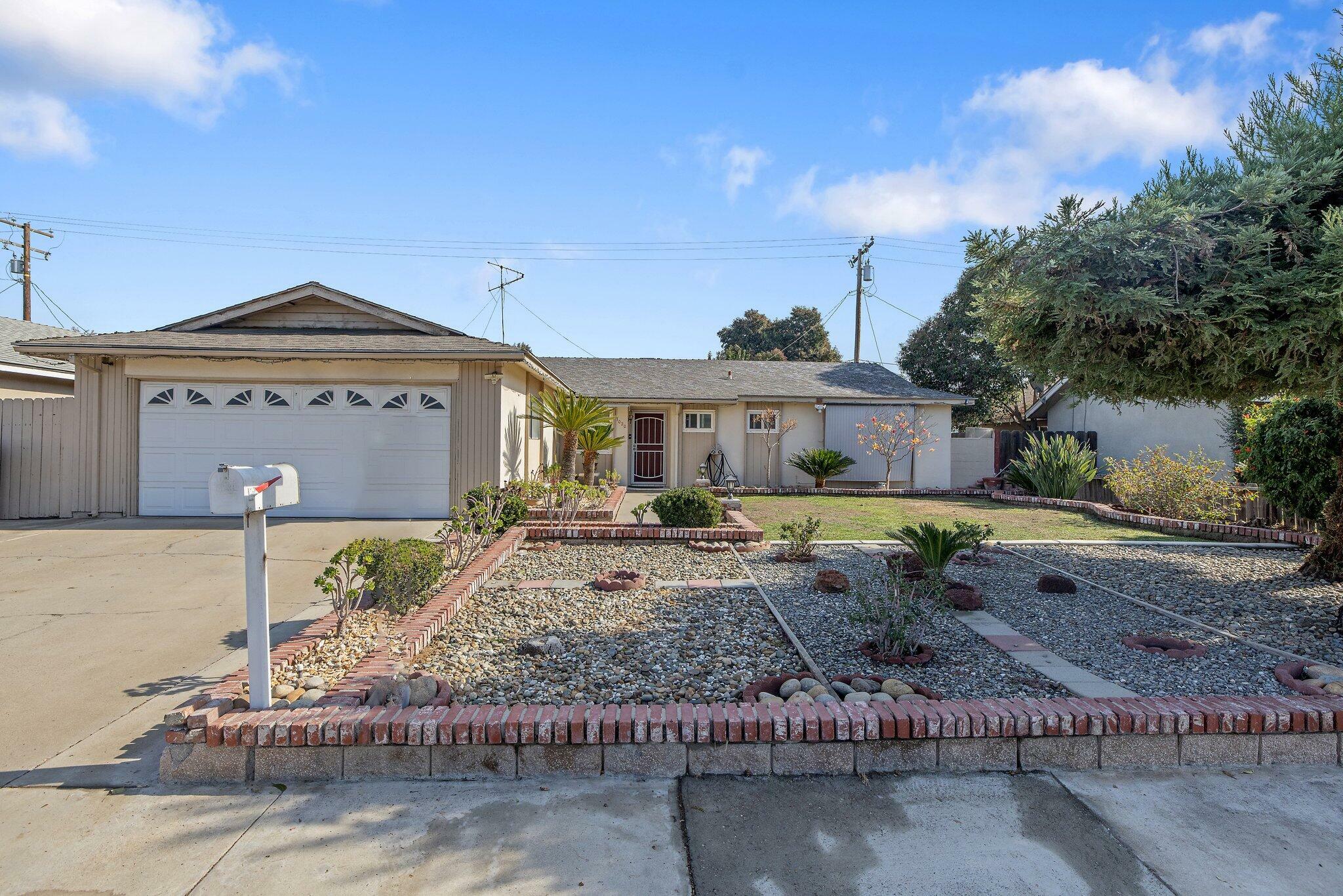 Property Photo:  1020 S Demaree Street  CA 93277 