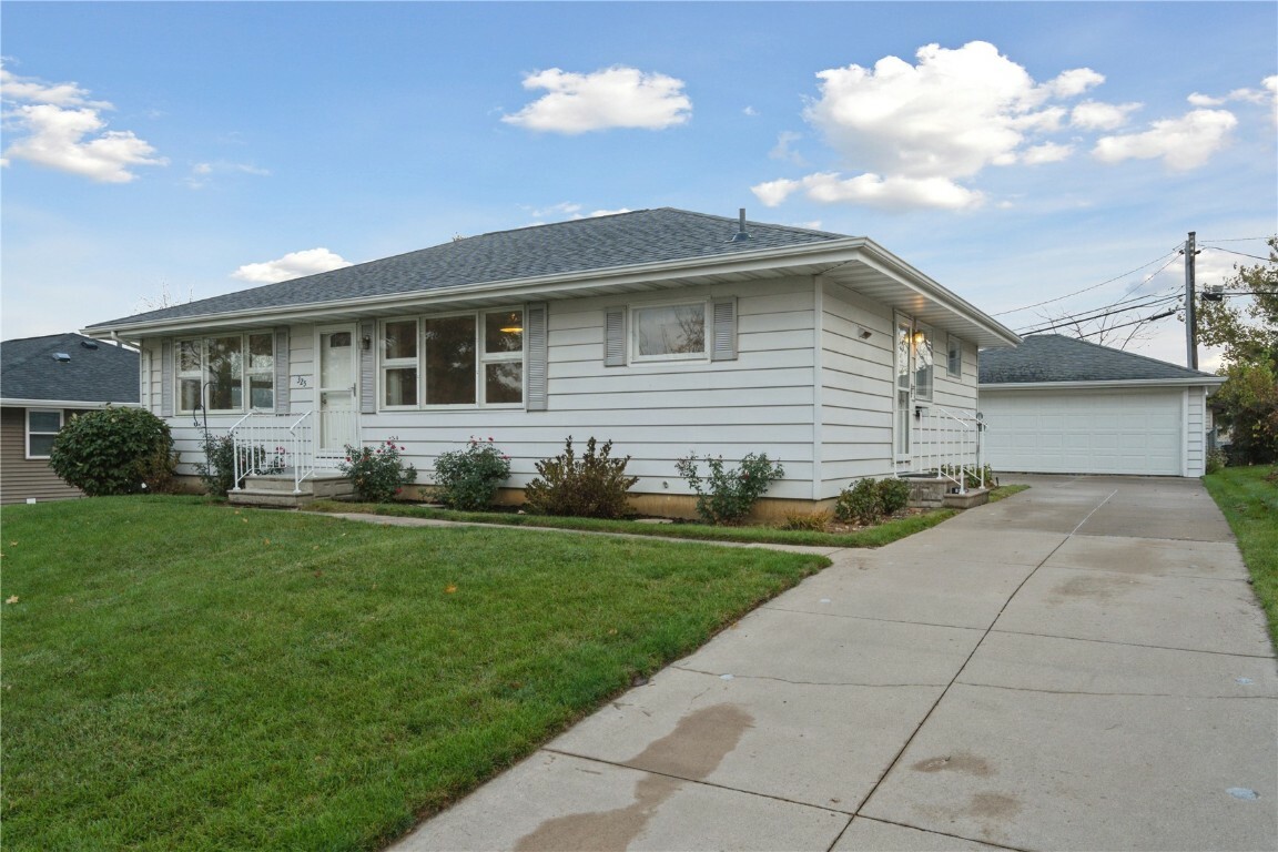 Property Photo:  325 29th Street NW  IA 52405 