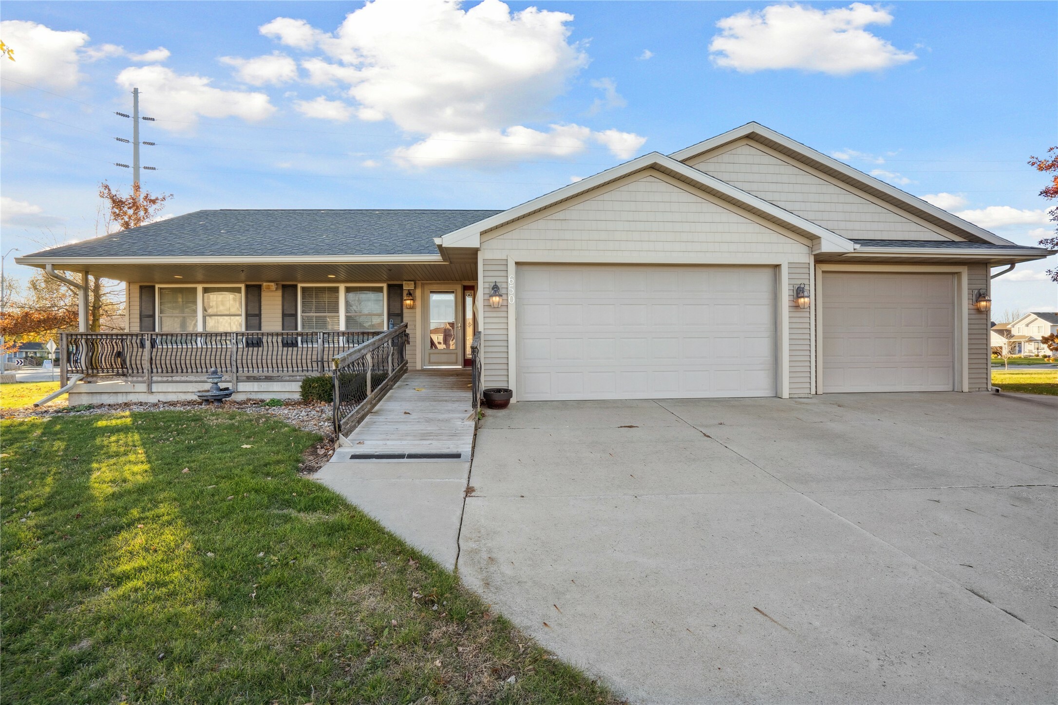 Property Photo:  650 SE Meadowlark Lane  IA 50263 