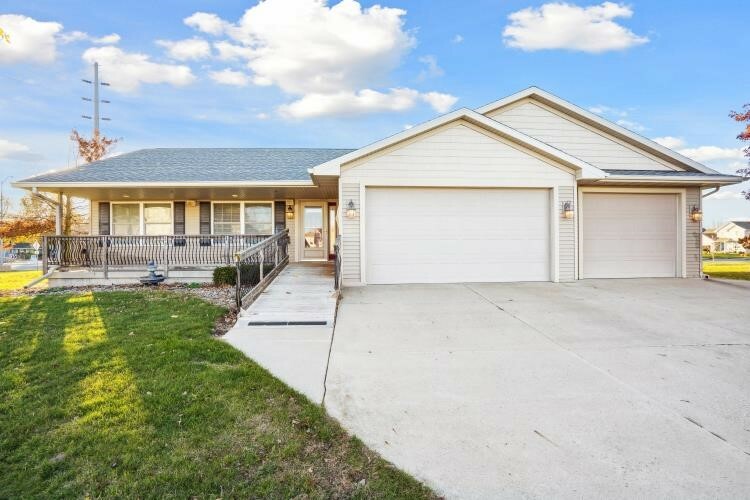 Property Photo:  650 SE Meadowlark Lane  IA 50263 