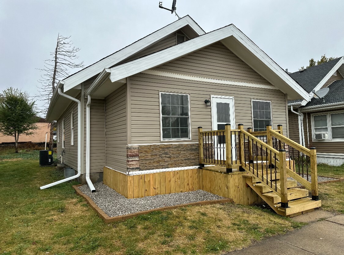 Property Photo:  105 S 7th Avenue  IA 50158 