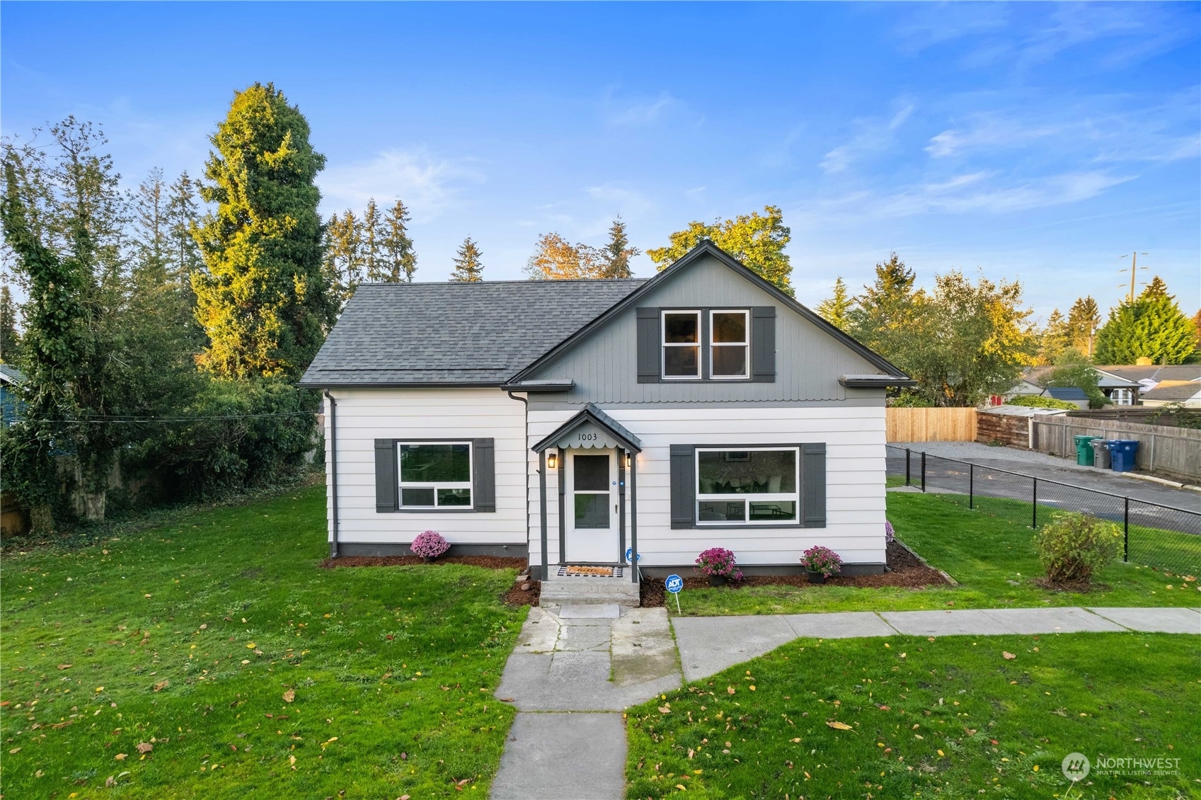 Property Photo:  1003  8th Street NE  WA 98002 