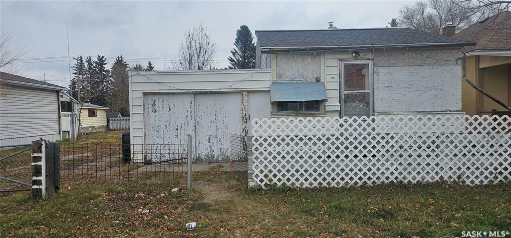 Property Photo:  208 T Avenue N  SK S7L 3B2 