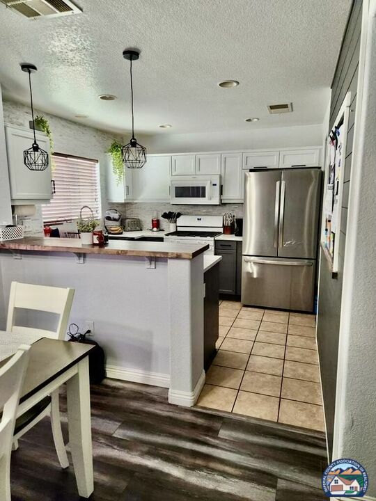 Property Photo:  606   Kitty Hawk Dr  CA 92251 