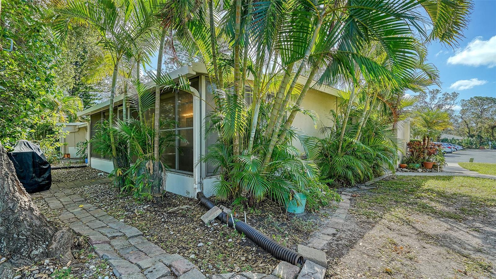 Property Photo: 766 N Jefferson Avenue 766 FL 34237