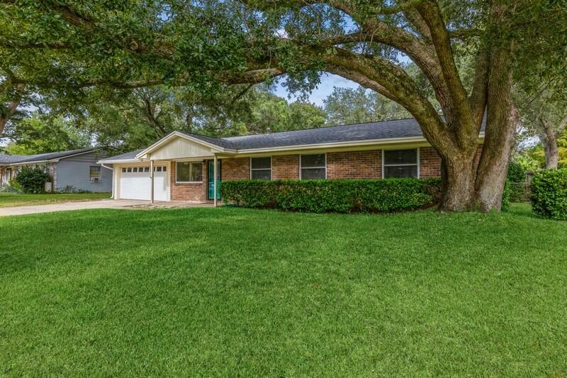 Property Photo:  329 SW Iva Place  FL 32548 