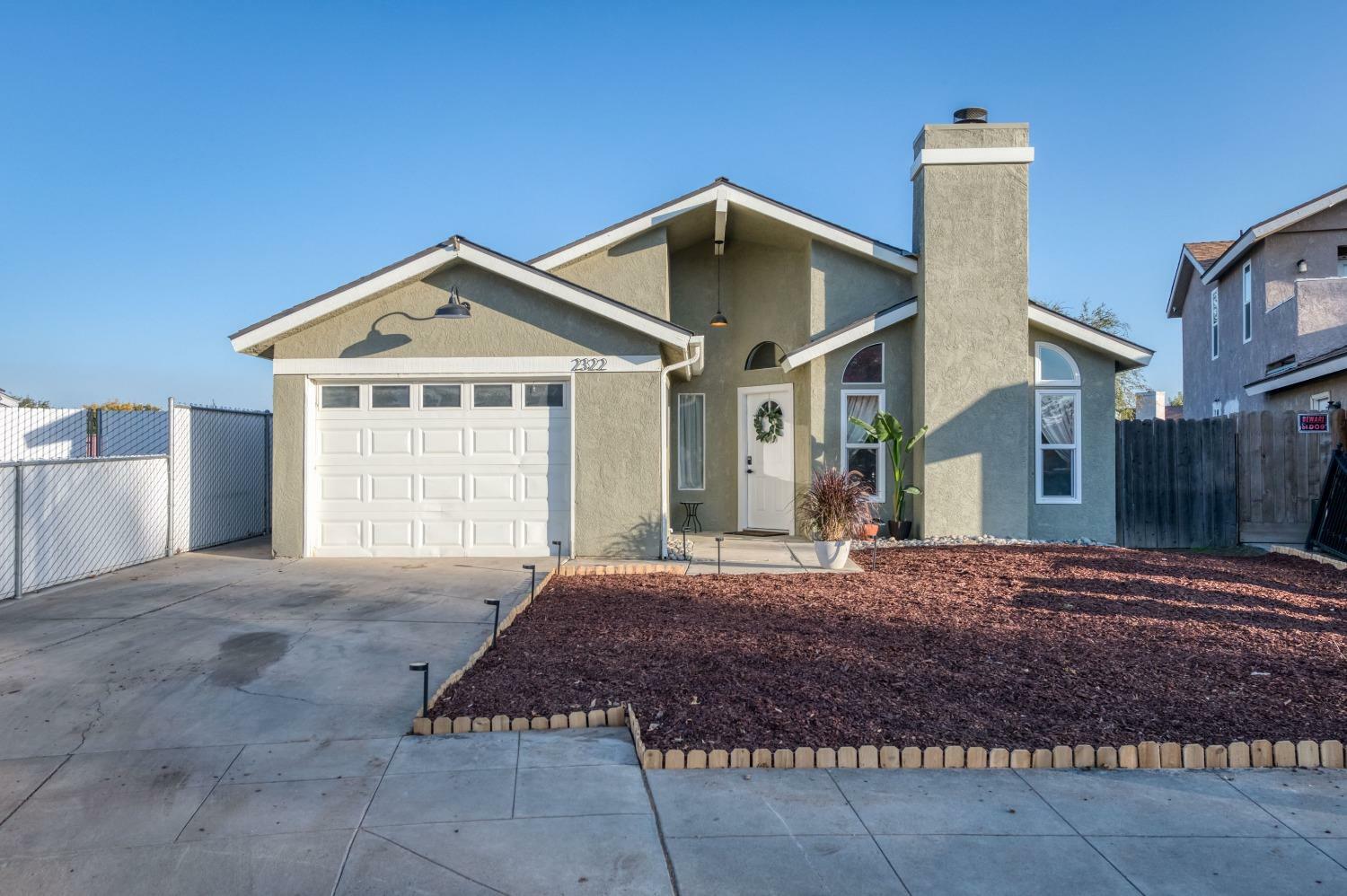 Property Photo:  2322 N Cecelia Avenue  CA 93722 