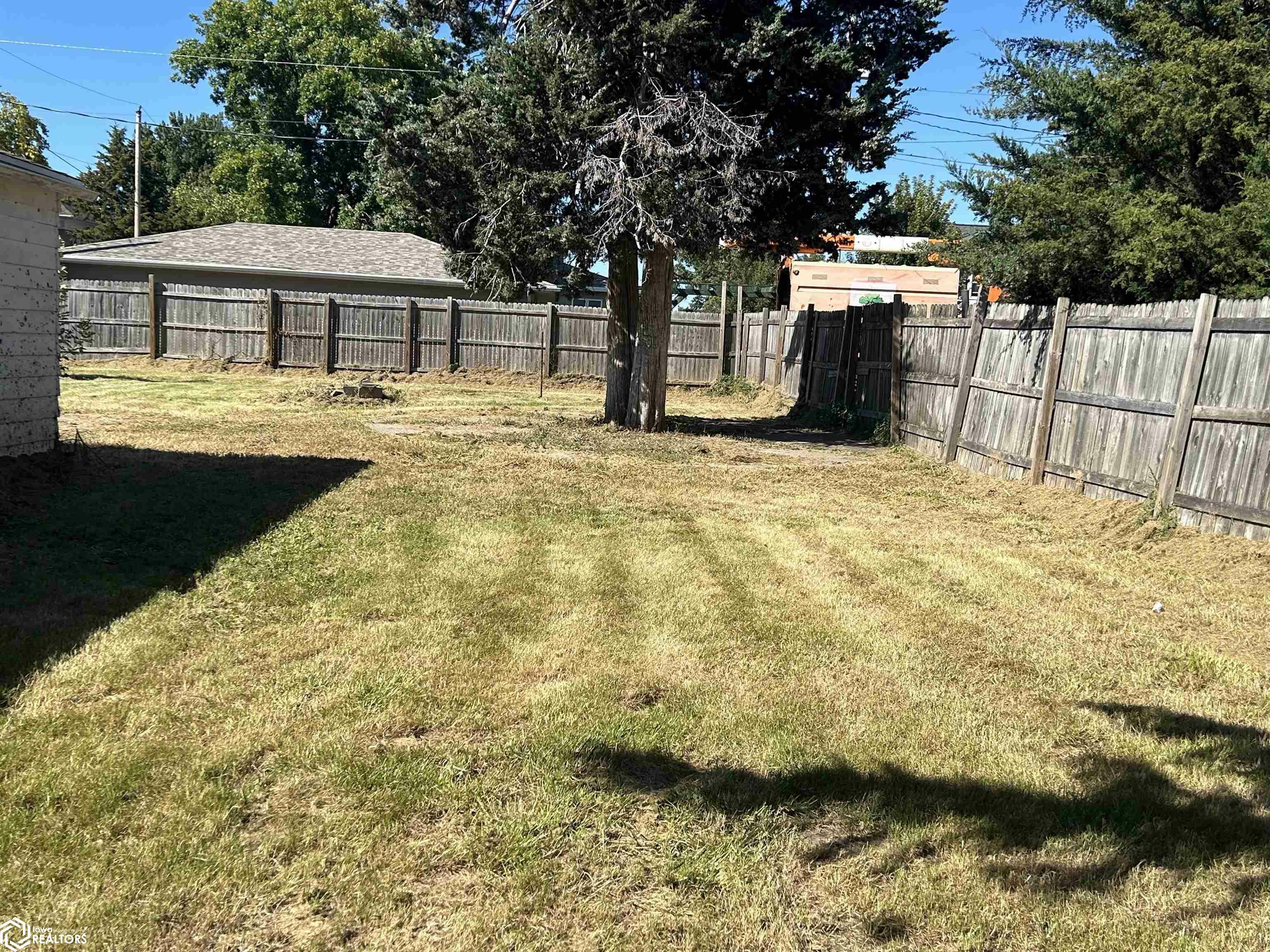 Property Photo:  905 W Nevada Street  IA 50158 