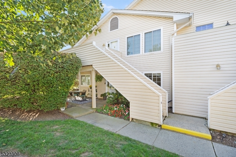 Property Photo:  35 Foxwood Ct  NJ 07921 