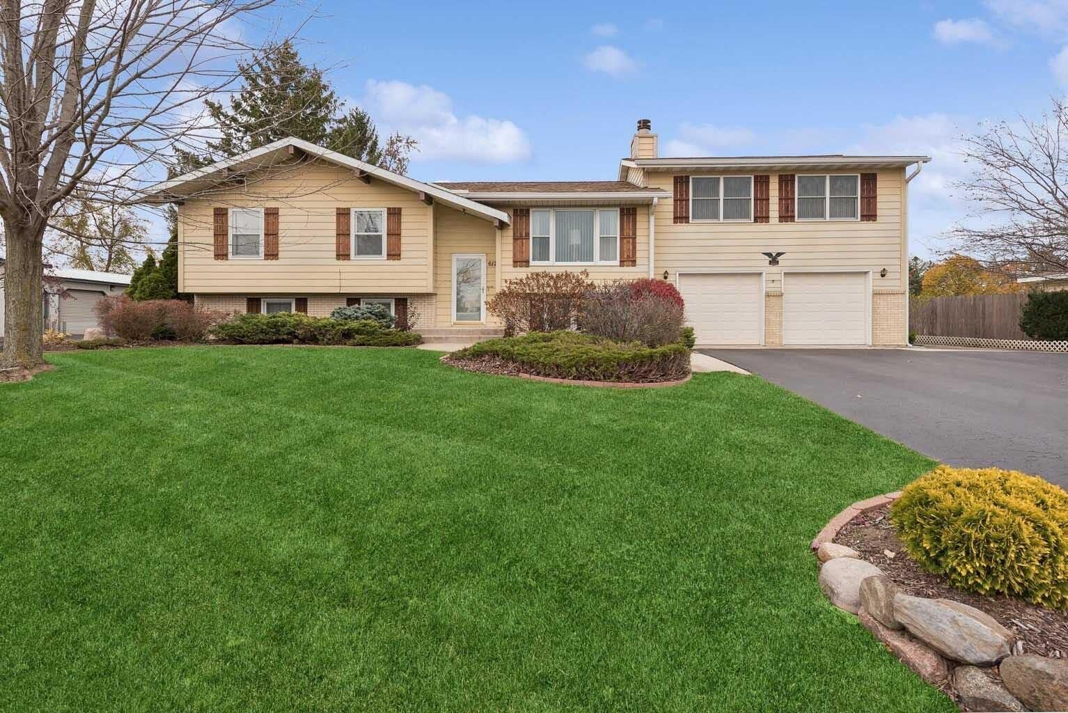 Property Photo:  612 Country Ln  WI 53181 