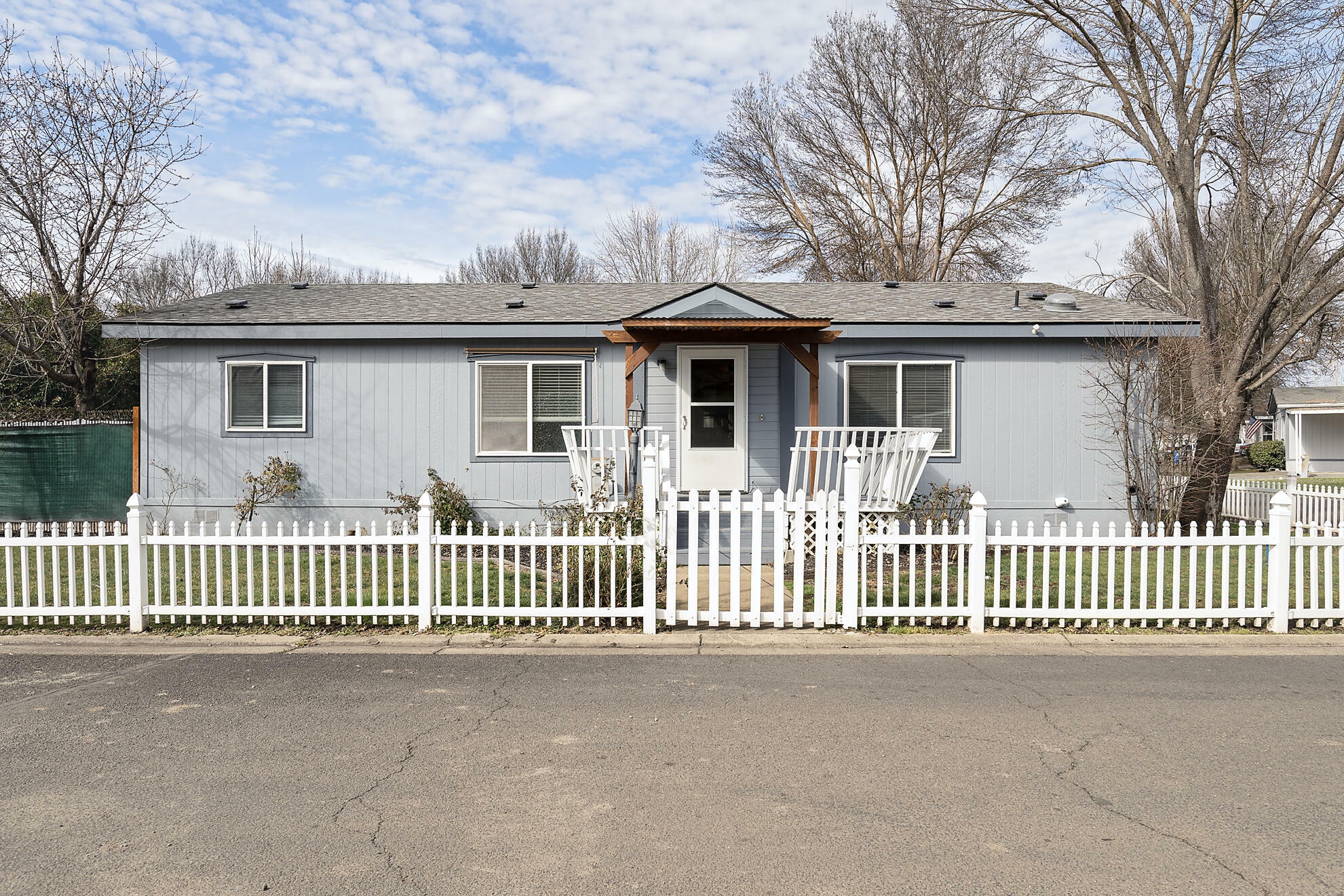 Property Photo: 633 E Archwood Drive Unit 63 OR 97524
